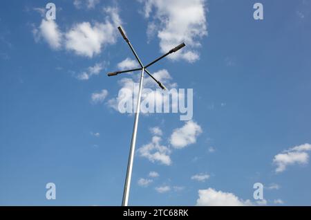 Straßenlaterne mit vier Lampen. Straßenlampe auf blauem Himmel Hintergrund Stockfoto