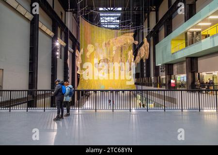 El Anatsui in der Tate Modern Art Gallery, London, Großbritannien Stockfoto