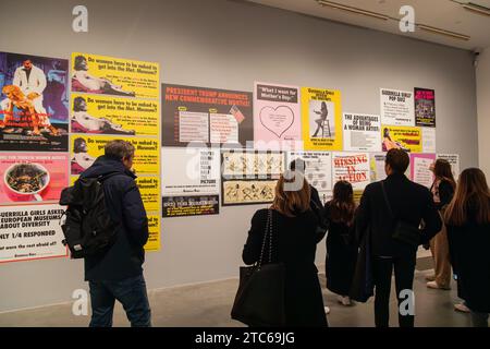 Guerilla Girls Ausstellung, Tate Modern Art Gallery, London, Großbritannien Stockfoto