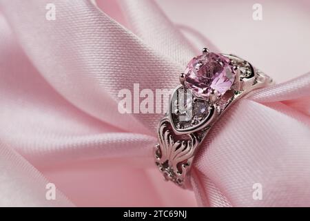 Rosa lila Diamant Ehering und Innenstoff. Beziehung, Liebe, Liebhaber oder Paar Konzept in guter Zeremonie Stockfoto