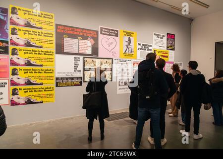 Guerilla Girls Ausstellung, Tate Modern Art Gallery, London, Großbritannien Stockfoto