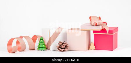 Farbenfrohe Geschenkboxen. Weihnachtsfeier, Geburtstagsfeier. Firmengeschenk-Konzept. Festliches Angebot Stockfoto