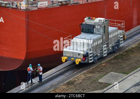 Lokomotive und Hafenanlagen an den Miraflores Schleusen des Panamakanals, Panama City, Panama, Zentralamerika. Stockfoto