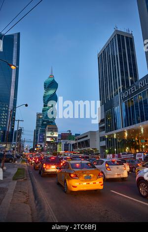 Nächtlicher Blick auf den Verkehr in der 50th Street am Abend, Panama City, Republik Panama, Zentralamerika Stockfoto