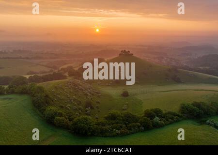 Sonnenaufgang über Colmer's Hill in Symondsbury, Dorset, England. Sommer (Juni) 2023. Stockfoto