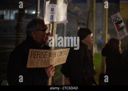 Glasgow, Großbritannien, 11. Dezember 2023. Die pro-palästinensische Kundgebung versammelt sich vor dem Tor von Thales im Linthouse-Gebiet, um gegen ihre Beteiligung an der britischen Militär- und Waffenherstellung und -Infrastruktur zu protestieren, während sich am 11. Dezember 2023 in Gaza, Glasgow, Schottland, der Völkermord entfaltete. Foto: Jeremy Sutton-Hibbert/ Alamy Live News. Stockfoto