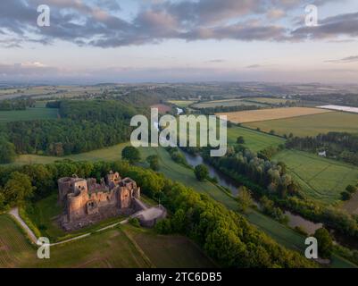 Aus der Vogelperspektive von Goodrich Castle at Dawn, Ross-on-Wye, Herefordshire, England. Frühjahr (Juni) 2023. Stockfoto