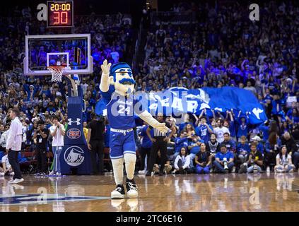 Seton Hall Pirates Maskottchen und Studentenschaft während des Basketballspiels Garden State Hardwood Classic gegen die Rutgers Scarlet Knights im Prudential Center in Newark, New Jersey am Samstag, den 9. Dezember 2023. Duncan Williams/CSM Stockfoto