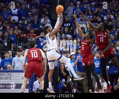 Seton Hall Pirates Guard Dre Davis (14) schießt gegen Rutgers Scarlet Knights Defenders in der ersten Hälfte während des Garden State Hardwood Classic Basketballspiels im Prudential Center in Newark, New Jersey am Samstag, den 9. Dezember 2023. Duncan Williams/CSM Stockfoto