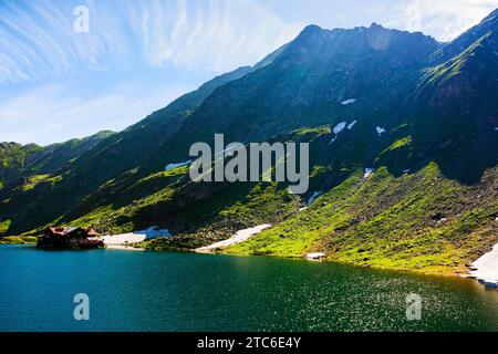 Bergige Sommerlandschaft rumäniens. Grüne Landschaft des balea-Sees in karpaten fagaras an einem sonnigen Morgen. Flauschige Wolken auf dem hellen Blau Stockfoto