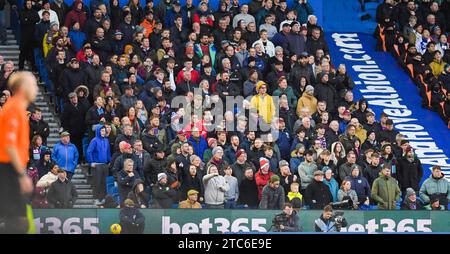 Burnley-Fans während des Premier League-Spiels zwischen Brighton und Hove Albion und Burnley im American Express Stadium, Brighton, Großbritannien - 9. Dezember 2023 Foto Simon Dack / Teleobjektive nur redaktionelle Verwendung. Kein Merchandising. Für Football Images gelten Einschränkungen für FA und Premier League, inc. Keine Internet-/Mobilnutzung ohne FAPL-Lizenz. Weitere Informationen erhalten Sie bei Football Dataco Stockfoto