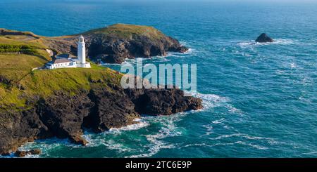 Luftaufnahme des Trevose Head Leuchtturms in der Nähe von Padstow in North Cornwall, England. Sommer (August) 2023. Stockfoto