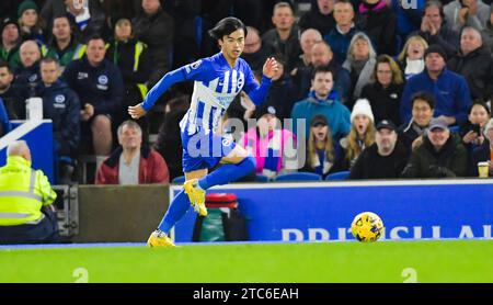 Kaoru Mitoma aus Brighton während des Premier League-Spiels zwischen Brighton und Hove Albion und Burnley im American Express Stadium , Brighton , Großbritannien - 9. Dezember 2023 Foto Simon Dack / Teleobjektive nur redaktionelle Verwendung. Kein Merchandising. Für Football Images gelten Einschränkungen für FA und Premier League, inc. Keine Internet-/Mobilnutzung ohne FAPL-Lizenz. Weitere Informationen erhalten Sie bei Football Dataco Stockfoto