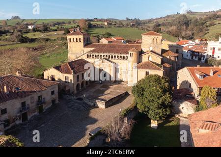 Aus der Vogelperspektive der Stiftskirche Santa Juliana in Santillana del Mar, Kantabrien. Stockfoto