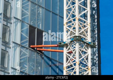 Eine Turmkran-Strebe hält den Kran stabil und nahe am Gebäude, das in einem neuen Gebäude in Sydney, Australien, errichtet wird Stockfoto