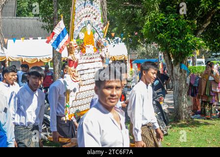 SURATTANI, THAILAND - 06. NOVEMBER 2023: Burmesen kleiden sich in Nationalkleidung, kamen glücklich während des Kathin-Verdienstfestes unserer Burmesen heraus Stockfoto