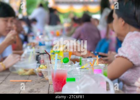 Leute, die Essen essen, kommen zum Kathin-Festival in Thailand Stockfoto