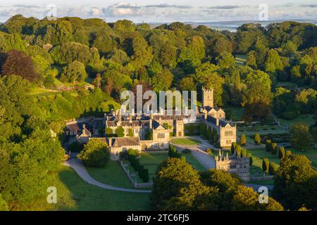 Aus der Vogelperspektive des Lanhydrock House in der Nähe von Bodmin in Cornwall, England. Sommer (August) 2023. Stockfoto