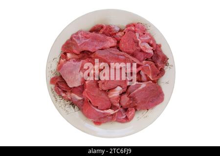 Fleisch auf einer Keramikschale isoliert auf weißem Hintergrund. Rohes Rindfleisch zum Kochen. Draufsicht. Stockfoto