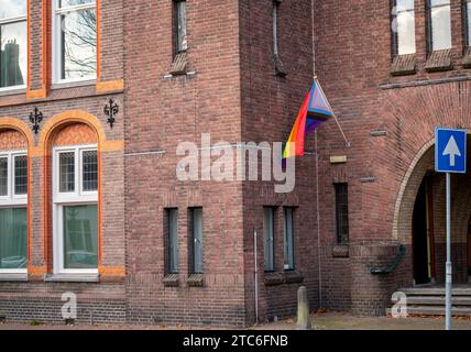 Straßenszene mit LGBT-Stolz-Flagge in Amersfoort, Niederlande Stockfoto