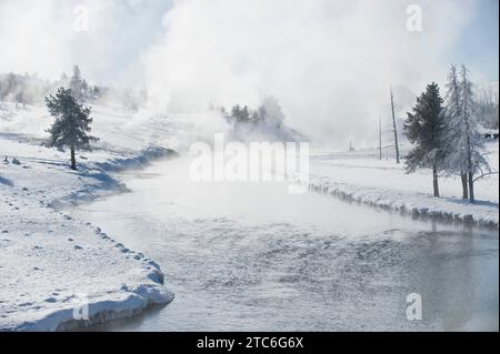 Im Winter steigt Dampf aus einem Fluss im Yellowstone-Nationalpark, Wyoming. Stockfoto