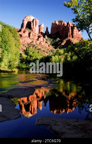 Cathedral Rock spiegelt sich in Oak Creek, Sedona, Arizona. Stockfoto