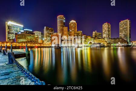 Downtown Boston Waterfront Skyline Nachtfotografie Stockfoto