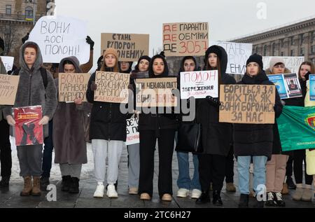 Familien und Verwandte von Kriegsgefangenen der Azovstal-Verteidiger werden während der Demonstration mit Plakaten gesehen. Die freie Asow-Kundgebung zur Unterstützung ukrainischer Kriegsgefangener fand auf Maidan Nezalezhnosti in Kiew statt. Die Verwandten und Freunde der asowschen Verteidiger verlangten die Freilassung der von Russland inhaftierten Soldaten unter Verletzung des humanitären Völkerrechts. Etwa 200 Menschen versammelten sich auf dem Maidan Nezalezhnosti, der sich auf beiden Seiten von Chreshtschatjk erstreckt. Mit Flaggen und Plakaten forderten die Verwandten, Freunde und andere Betroffene, die sich der Kundgebung angeschlossen hatten, die Freilassung der Soldaten, wh Stockfoto