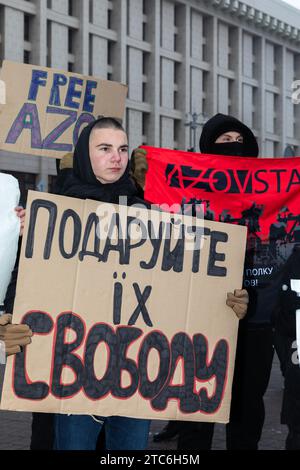 Familien und Verwandte von Kriegsgefangenen der Azovstal-Verteidiger werden während der Demonstration mit Plakaten gesehen. Die freie Asow-Kundgebung zur Unterstützung ukrainischer Kriegsgefangener fand auf Maidan Nezalezhnosti in Kiew statt. Die Verwandten und Freunde der asowschen Verteidiger verlangten die Freilassung der von Russland inhaftierten Soldaten unter Verletzung des humanitären Völkerrechts. Etwa 200 Menschen versammelten sich auf dem Maidan Nezalezhnosti, der sich auf beiden Seiten von Chreshtschatjk erstreckt. Mit Flaggen und Plakaten forderten die Verwandten, Freunde und andere Betroffene, die sich der Kundgebung angeschlossen hatten, die Freilassung der Soldaten, wh Stockfoto