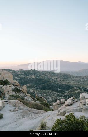 Ruhige Landschaft bei Sonnenaufgang mit sanftem Licht über felsigem Gelände Stockfoto