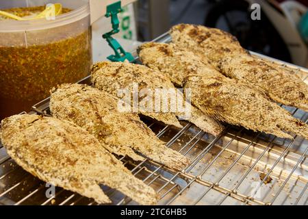 Gegrillter Tilapia-Fisch mit Salzkruste zum Verkauf am Marktstand Stockfoto