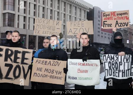 Familien und Verwandte von Kriegsgefangenen der Azovstal-Verteidiger werden während der Demonstration mit Plakaten gesehen. Die freie Asow-Kundgebung zur Unterstützung ukrainischer Kriegsgefangener fand auf Maidan Nezalezhnosti in Kiew statt. Die Verwandten und Freunde der asowschen Verteidiger verlangten die Freilassung der von Russland inhaftierten Soldaten unter Verletzung des humanitären Völkerrechts. Etwa 200 Menschen versammelten sich auf dem Maidan Nezalezhnosti, der sich auf beiden Seiten von Chreshtschatjk erstreckt. Mit Flaggen und Plakaten forderten die Verwandten, Freunde und andere Betroffene, die sich der Kundgebung angeschlossen hatten, die Freilassung der Soldaten, wh Stockfoto