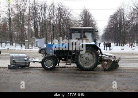 Sankt Petersburg, Russland. Dezember 2023. Ein Traktor räumt Schnee von Straßen in der Nähe des Moskauer Siegesparks in St. Petersburg. Quelle: SOPA Images Limited/Alamy Live News Stockfoto