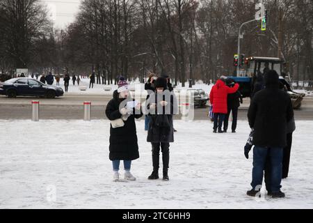 Sankt Petersburg, Russland. Dezember 2023. Menschen stehen auf dem Bürgersteig bei schneebedecktem Wetter in St. Petersburg. Quelle: SOPA Images Limited/Alamy Live News Stockfoto