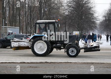 Sankt Petersburg, Russland. Dezember 2023. Ein Traktor räumt Schnee von Straßen in der Nähe des Moskauer Siegesparks in St. Petersburg. Quelle: SOPA Images Limited/Alamy Live News Stockfoto