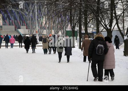 Sankt Petersburg, Russland. Dezember 2023. Die Menschen laufen im Schnee im Moskauer Siegespark in St. Petersburg. Quelle: SOPA Images Limited/Alamy Live News Stockfoto