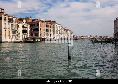 Venedig, Italien - 5. September 2022: Blick auf den Canale Grande von der Terrasse der Peggy Guggenheim Collection in Venedig Stockfoto