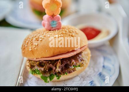 Nahaufnahme von hausgemachtem Cheeseburger, der auf Teller serviert wird Stockfoto