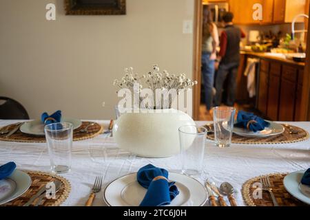 Festliche Tischdekoration in Blau und weiß mit einem getrockneten Blumenaufsatz Stockfoto