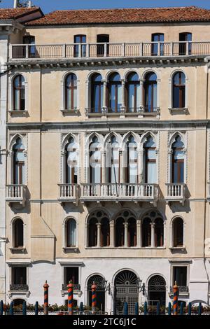 Venedig, Italien - 5. September 2022: Paläste und wunderschöne Häuser entlang des Canale Grande im San Marco Viertel von Venedig Stockfoto