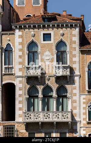 Venedig, Italien - 5. September 2022: Paläste und wunderschöne Häuser entlang des Canale Grande im San Marco Viertel von Venedig Stockfoto