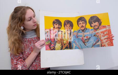 Bonhams, Knightsbridge, London, Großbritannien. Dezember 2023. Sound of the Beatles Sale. The Beatles: A Proof of the Inner Gatefold für das Album Sgt. Pepper's Lonely Hearts Club Band, 1967, Schätzung: £2.500–3.500. Vollfarbiger Proof auf der Karte mit dem Porträt der Beatles, aufgenommen von Michael Cooper, eine Seite des Proofs auf einem großen Stück Karte, die Rückseite mit blauer Tinte Nr. 12 beschriftet. Quelle: Malcolm Park/Alamy Live News Stockfoto