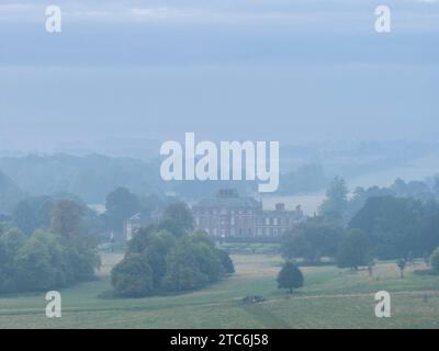 Wimpole Hall an einem nebeligen Herbstmorgen, Cambridgeshire, England. Herbst (September) 2023. Stockfoto
