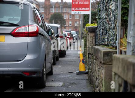 Edinburgh, Schottland, Großbritannien. 11. Dezember 2023. Ab heute können Autofahrer in Schottland mit einer Geldstrafe von 100 £ belegt werden, wenn sie auf dem Bürgersteig parken. Die aktualisierten Regeln verbieten Parken auf Gehwegen, Doppelparken und Parken an abgesetzten Bordsteinkanten in ganz Schottland. Im Bild: Fahrzeuge, die heute auf dem Bürgersteig in Portobello in Edinburgh geparkt sind. Quelle: Newsandmore/Alamy Live News. Stockfoto