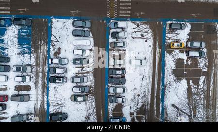 Parkplatz für Drohnenfotografie in einer Stadt während des Winters Stockfoto