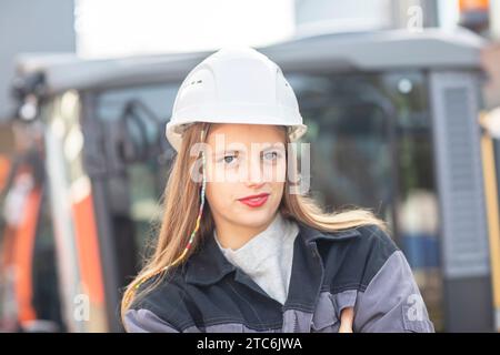 Junge Ingenieurin mit Helmbeobachtung Stockfoto