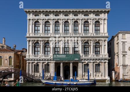 Venedig, Italien - 6. September 2022: Die weiße Marmorfassade von Ca' Rezzonico am Canale Grande in Venedig. Italien Stockfoto