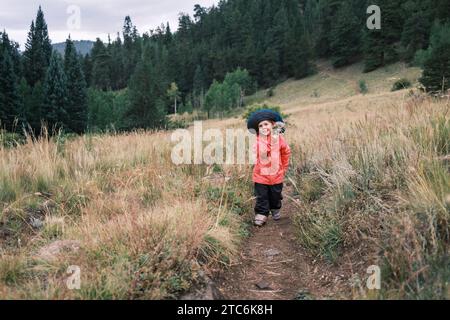 Mädchen in der Wildnis von Colorado Stockfoto