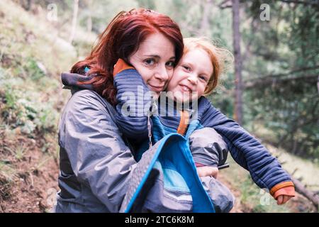 Mutter und Tochter draußen in Colorado Stockfoto