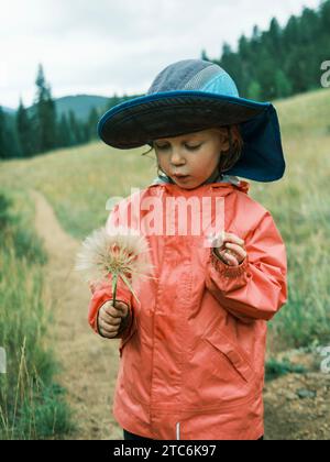 Mädchen mit einem Gras in den Bergen von Colorado Stockfoto